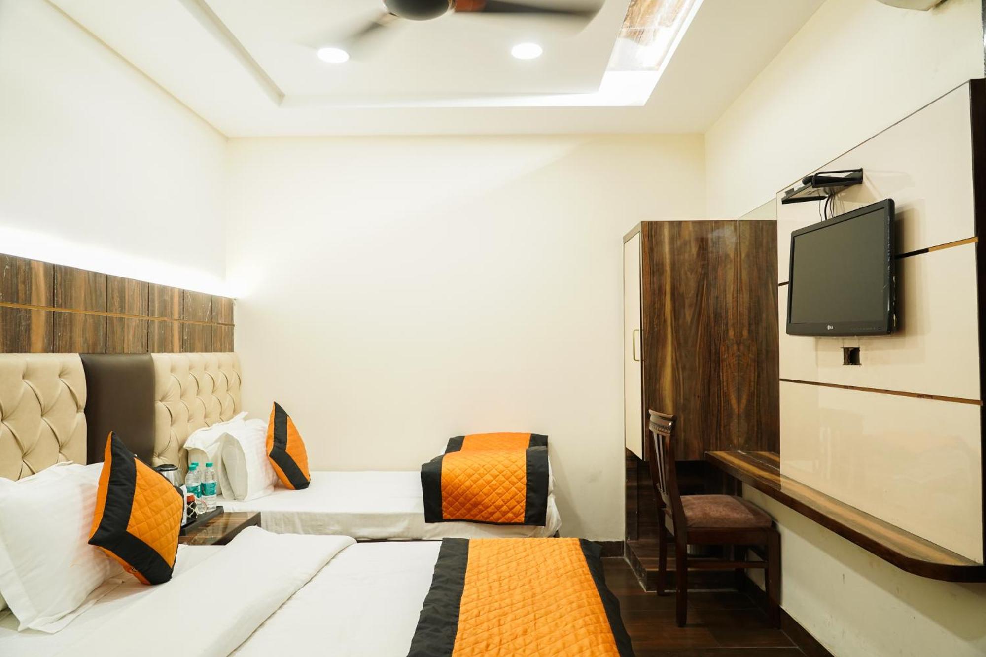 Hotel Batra Home Nizamuddin New Delhi Bagian luar foto