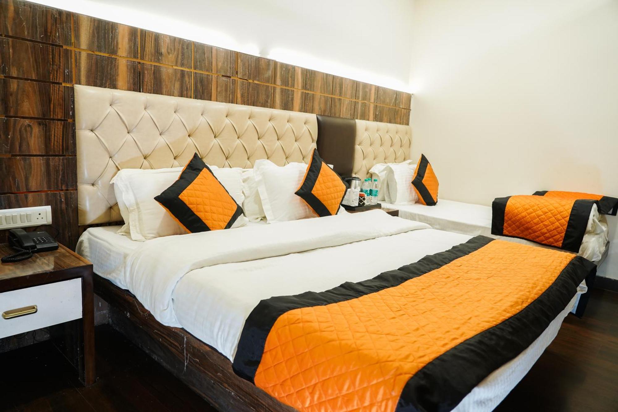 Hotel Batra Home Nizamuddin New Delhi Bagian luar foto